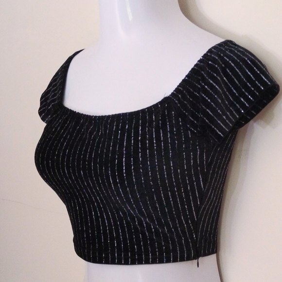 BLACK AND SILVER CAP SLEEVE CROP TOP PERFECT FOR THE HOLIDAYS!❤️🙏🌺💯👍 - Picture 6 of 10